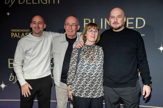 abb guest, Fazli Yurderi, Hilde Yurderi and Kool Savas on the carpet at the world premiere of the new Grand Show Blinded by delight at Friedrichstadt Palast on 08 10 2025 in Berlin Berlin Germany