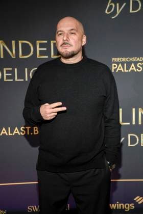 abb Kool Savas on the carpet at the world premiere of the new Grand Show Blinded by delight at Friedrichstadt Palast on 08 10 2025 in Berlin Berlin Germany