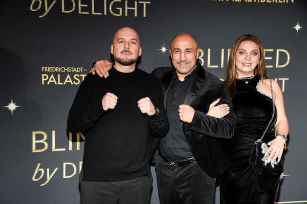 abb Kool Savas, Arthur Abraham and Mary Abraham on the carpet at the world premiere of the new Grand Show Blinded by delight at Friedrichstadt Palast on 08 10 2025 in Berlin Berlin Germany