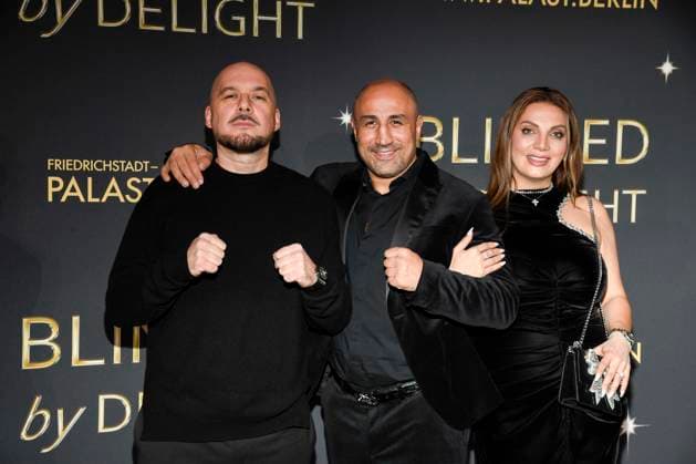abb Kool Savas, Arthur Abraham and Mary Abraham on the carpet at the world premiere of the new Grand Show Blinded by delight at Friedrichstadt Palast on 08 10 2025 in Berlin Berlin Germany