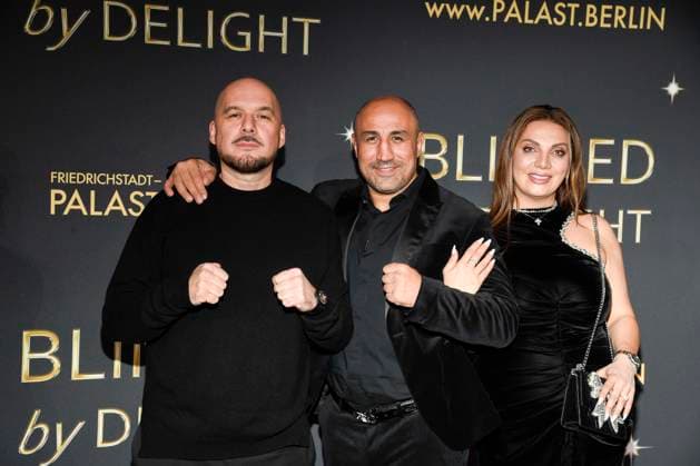 abb Kool Savas, Arthur Abraham and Mary Abraham on the carpet at the world premiere of the new Grand Show Blinded by delight at Friedrichstadt Palast on 08 10 2025 in Berlin Berlin Germany