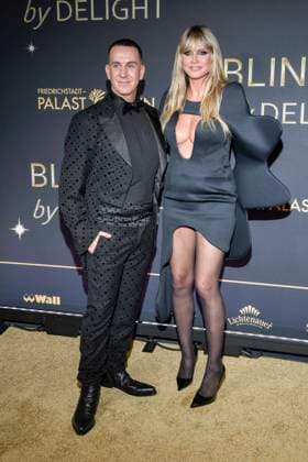 abb Jeremy Scott and Heidi Klum on the carpet at the world premiere of the new Grand Show Blinded by delight at Friedrichstadt Palast on 08 10 2025 in Berlin Berlin Germany