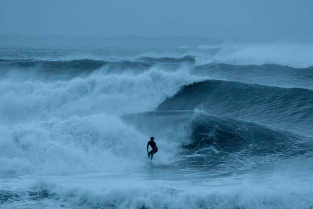 OCTOBER 9, 2025 A surfer braves high waves caused by Typhoon Halong in Kamakura, Kanagawa Prefecture, Japan. The Japan Meteorological Agency issued emergency warnings as the storm, also known as Typhoon Number 22, churned through the Pacific Ocean south of Tokyo.  aflo_306405022