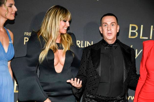 abb Jeremy Scott and Heidi Klum on the carpet at the world premiere of the new Grand Show Blinded by delight at Friedrichstadt Palast on 08 10 2025 in Berlin Berlin Germany