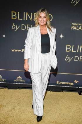 abb Kim Fisher on the carpet at the world premiere of the new Grand Show Blinded by delight at Friedrichstadt Palast on 08 10 2025 in Berlin Berlin Germany