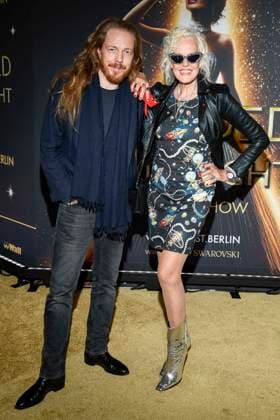 abb Ellen von Unwerth with company on the carpet at the world premiere of the new Grand Show Blinded by delight at Friedrichstadt Palast on 08 10 2025 in Berlin Berlin Germany