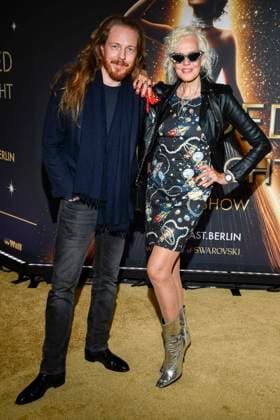 abb Ellen von Unwerth with company on the carpet at the world premiere of the new Grand Show Blinded by delight at Friedrichstadt Palast on 08 10 2025 in Berlin Berlin Germany