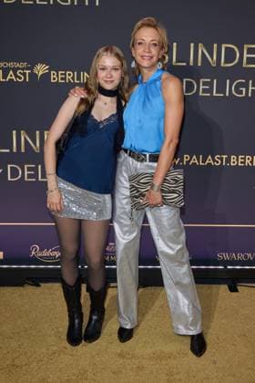 Annika Ernst with daughter Luna Ernst World premiere of the show BLINDED by DELIGHT at Friedrichstadt Palast Berlin on 08 10 2025 Premiere BLINDED by DELIGHT