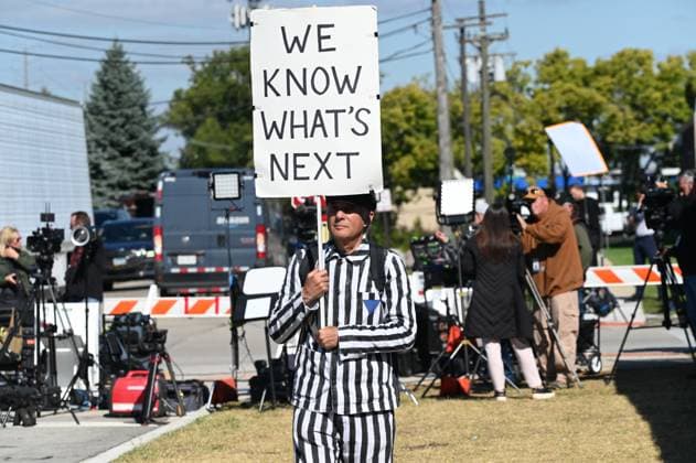 National Guard personnel are deployed at the ICE facility in Broadview CHICAGO, ILLINOIS - OCTOBER 9: People hold banners while National Guard personnel are deployed at the ICE facility in Broadview, Illinois, as tensions rise over prolonged protests targeting federal ICE operations in Chicago, United States on October 9, 2025. Jacek Boczarski Anadolu Chicago United States. Editorial use only. Please get in touch for any other usage.  Copyright: x2025xAnadoluxJacekxBoczarskix
