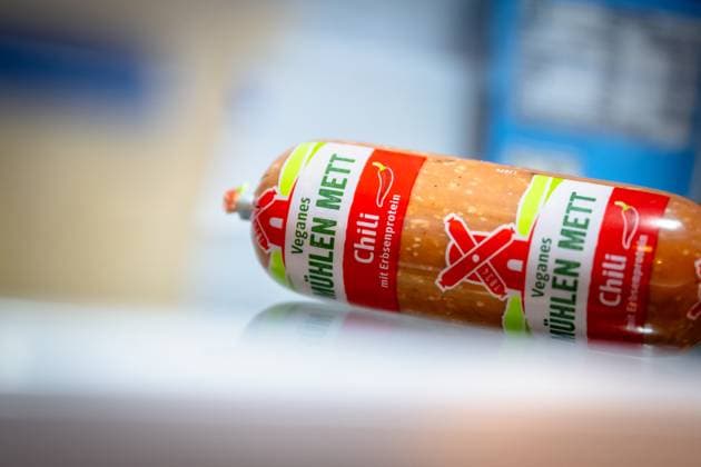 Debatte um Bezeichnungen veganer Fleischalternativen Symbolbild Oldenburg, Deutschland, 09.10.2025: Symbolfoto eines veganen Fleischersatzprodukts. Aktuell wird in Deutschland und der EU erneut über die Kennzeichnung und zulässige Bezeichnung pflanzlicher Alternativen zu Fleischprodukten diskutiert. *** Debate about the names of vegan meat alternatives Symbolic image Oldenburg, Germany, 09 10 2025 Symbolic image of a vegan meat substitute product There is currently a renewed debate in Germany and the EU about the labeling and permissible names of plant-based alternatives to meat products