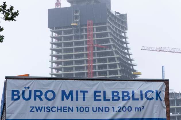 Bauarbeiten in der HafenCity. Der Bau des Elbtower und die Auswirkungen. 07.10.2025, EU, DEU, Deutschland, Hamburg, Hamburg: die HafenCity, eines der größten innerstädtischen Bauprojekte Europas. Der Signa Elbtower soll das dritthöchste Hochhaus Deutschlands werden. Der Ausführende Baukonzern Lupp hat seine Bautätigkeit eingestellt nach dem der Bauherr SIGNA (Rene Benko) Zahlungen nicht geleistet hat und die Insolvenz angemeldet hat. EU, DEU, Germany, Hamburg, Hamburg: HafenCity, one of the largest inner-city construction projects in Europe. The Signa Elbtower is set to become the third tallest skyscraper in Germany. The building contractor, Lupp, ceased construction work after the client SIGNA (Rene Benko) failed to make payments an