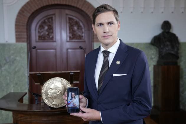 Nobels Fredspris 2025 Oslo 20251010. Nobelkomiteens leder, Jorgen Watne Frydnes, med foto av Maria Corina Machado som er vinneren av Nobels fredspris for 2025. Kunngjoringen finner sted ved Nobelinstituttet i Oslo fredag. Foto: Rodrigo Freitas NTB Oslo Norge zICgwIhrn_Y EDITORIAL USE ONLY Ref:_POLzICgwIhrn_Y.jpg *** Nobel Peace Prize 2025 Oslo 20251010 The Chairman of the Nobel Committee, Jorgen Watne Frydnes, with a photo of Maria Corina Machado, the winner of the Nobel Peace Prize for 2025 The announcement will take place at the Nobel Institute in Oslo on Friday Photo Rodrigo Freitas NTB Oslo Norway zICgwIhrn Y EDITORIAL USE ONLY Ref POLzICgwIhrn Y jpg  Copyright: xRodrigoxFreitasx xNTBx