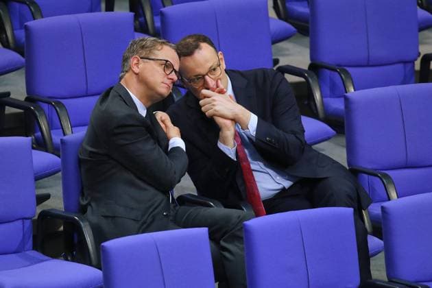 Berlin, Deutschland, 10.10.2025: Deutscher Bundestag: 32. Bundestagssitzung: Carsten Linnemann und Jens Spahn, beide CDU, im Gespräch *** Berlin, Germany, 10 10 2025 German Bundestag 32 Bundestag session Carsten Linnemann and Jens Spahn, both CDU, in conversation Copyright: xdtsxNachrichtenagenturx dts_87434