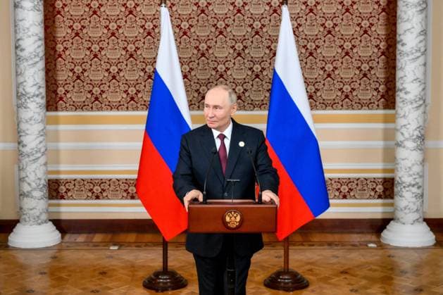 TAJIKISTAN, DUSHANBE - OCTOBER 10, 2025: Vladimir Putin, President of Russia, gives a press briefing at the Somon Palace Dushanbe Tajikistan  - ZUMAt113 20251010_zaa_t113_301 Copyright: xGrigoryxSysoyevx