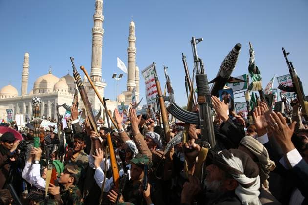 YEMEN HOUTHIS ISRAEL CONFLICT - Houthi supporters raise their weapons and chant slogans during a protest against Israel in Sana a, Yemen, 10 October 2025. IMAGO Sanaa Yemen Copyright: xHamzaxAlix