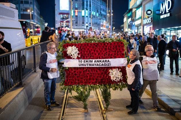 Ankara Train Station Explosion Commemoration in Istanbul - 10 Oct 2025 Demonstrators seen carrying a wreath of carnations during the rally. Those who lost their lives in the terrorist attack carried out by the terrorist organization ISIS in front of Ankara Train Station on October 10, 2015, were commemorated in Istanbul s Kadikoy district. Participants held a banner reading We will not forget, we will not forgive and displaying photographs of those who lost their lives in the attack. Istanbul Turkey Copyright: xOnurxDogmanx xSOPAxImagesx ODOGMANAG_001