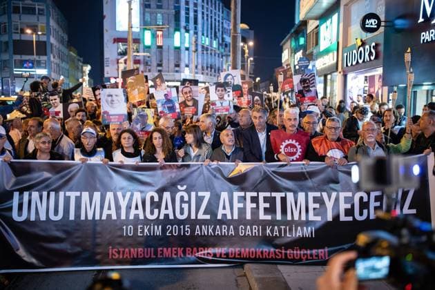 Ankara Train Station Explosion Commemoration in Istanbul - 10 Oct 2025 Demonstrators march while carrying a banner during the rally. Those who lost their lives in the terrorist attack carried out by the terrorist organization ISIS in front of Ankara Train Station on October 10, 2015, were commemorated in Istanbul s Kadikoy district. Participants held a banner reading We will not forget, we will not forgive and displaying photographs of those who lost their lives in the attack. Istanbul Turkey Copyright: xOnurxDogmanx xSOPAxImagesx ODOGMANAG_003