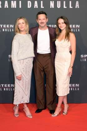 Scott Cooper with wife Jocelyne Cooper and daughter Scott Cooper at the premiere of the movie Springsteen Liberami dal nulla Springsteen Deliver Me from Nowhere at Space Cinema Moderno Rome, 10 10 2025 Foto:xA.xM.xTinghinox xFuturexImagex springsteen_rom_5016