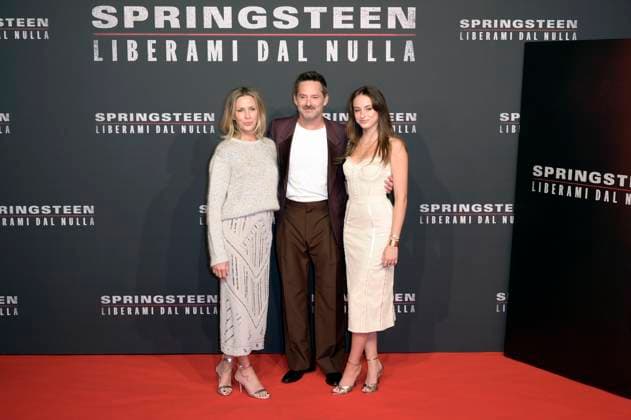 Scott Cooper with wife Jocelyne Cooper and daughter Scott Cooper at the premiere of the movie Springsteen Liberami dal nulla Springsteen Deliver Me from Nowhere at Space Cinema Moderno Rome, 10 10 2025 Foto:xA.xM.xTinghinox xFuturexImagex springsteen_rom_5018