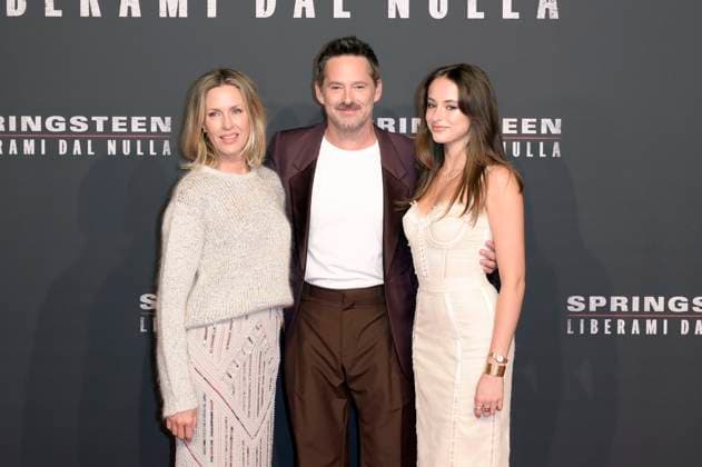 Scott Cooper with wife Jocelyne Cooper and daughter Scott Cooper at the premiere of the movie Springsteen Liberami dal nulla Springsteen Deliver Me from Nowhere at Space Cinema Moderno Rome, 10 10 2025 Foto:xA.xM.xTinghinox xFuturexImagex springsteen_rom_5019