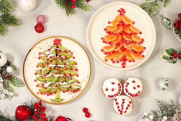 Weihnachts- und Neujahrsgerichte. Essbare Weihnachtsbäume aus Mandarinen, Kiwi und Granatapfel für eine festliche Tafel, eine Idee für die Dekoration von Lebensmitteln und die Dekoration von Silvestergerichten für Kinder Weihnachts- und Neujahrsgerichte. Essbare Weihnachtsbäume aus Mandarinen, Kiwi und Granatapfel für eine festliche Tafel, eine Idee für die Dekoration von Lebensmitteln und die Dekoration von Silvestergerichten für Kinder (License=RF) Copyright: xZoonar.com SvetlanaxBalynx 24020494