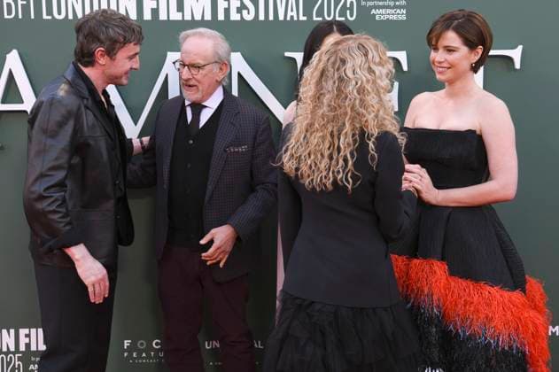 Paul Mescal , Steven Spielberg, Kate Capshaw and Jessie Buckley at the premiere of the feature film Hamnet at the 69 BFI London Film Festival 2025 at the Royal Festival Hall London, 11 10 2025 Foto:xS.xVasx xFuturexImagex hamnet_5128
