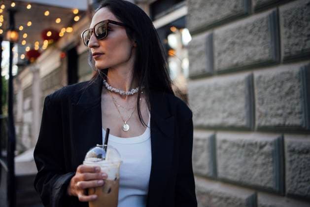 IMAGO Creative, Food, Trend, Iced Coffee Stilvolle Frau mit langen dunklen Haaren, die eine Sonnenbrille und einen schwarzen Blazer trägt und einen Eiskaffee in der Hand hält, geht in einer trendigen städtischen Umgebung spazieren und präsentiert moderne Mode und Lebensstil Stilvolle Frau mit langen dunklen Haaren, die eine Sonnenbrille und einen schwarzen Blazer trägt und einen Eiskaffee in der Hand hält, geht in einer trendigen städtischen Umgebung spazieren und präsentiert moderne Mode und Lebensstil (License=RF) ,model released, Symbolfoto Copyright: xZoonar.com DashaxPetrenkox 24028703 ,model released, Symbolfoto ,property released