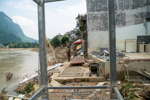 News Bilder des Tages Recovery slow in Ha Giang tourist hub amid lasting flood impact HA GIANG, VIETNAM - OCTOBER 12: Destruction following another in a series of storms brought by Typhoon Matmo, as seen in the well-known tourist town of Ha Giang, Vietnam, October 12, 2025. Typhoon Matmo brought torrential rain and rising rivers to Ha Giang, submerging homes and local businesses amid weeks of severe storms in northern Vietnam. Magdalena Chodownik Anadolu Ha Giang Vietnam. Editorial use only. Please get in touch for any other usage.  Copyright: x2025xAnadoluxMagdalenaxChodownikx
