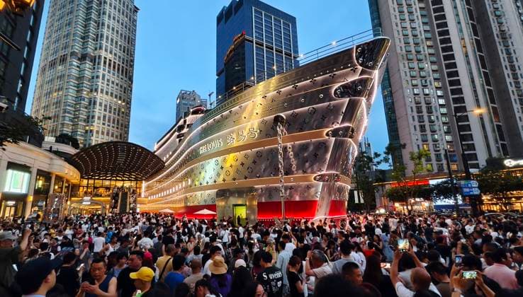 News Bilder des Tages LV Wheel-shaped Building in Shanghai SHANGHAI, CHINA - OCTOBER 12, 2025 - Tourists are visiting the world s only LV wheel-shaped building of French luxury giant Louis Vuitton in Shanghai, China on October 12th, 2025. Shanghai Shanghai China  Copyright: xCFOTOx i1760325831900