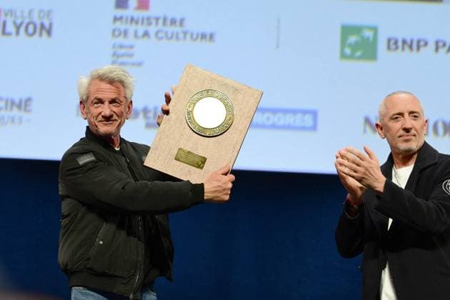 Sean Penn receives a Lumiere Award from Gad Elmaleh at the Halle Tony Garnier in Lyon on Sunday, October 12, 2025, during Sean Penns invitation to the film Into the Wild Sean Penn recoit un prix Lumiere par Gad Elmaleh à la halle tony Garnier de Lyon le dimanche 12 octobre 2025 lors de linvitation de Sean Penn pour le film Into the Wild Romain Doucelin Bestimage Lyon France  Copyright: xRomainxDoucelinx xBestimagexRomainxDoucelinx xBestimagex