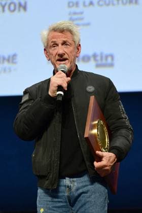 Sean Penn receives a Lumiere Award from Gad Elmaleh at the Halle Tony Garnier in Lyon on Sunday, October 12, 2025, during Sean Penns invitation to the film Into the Wild Sean Penn recoit un prix Lumiere par Gad Elmaleh à la halle tony Garnier de Lyon le dimanche 12 octobre 2025 lors de linvitation de Sean Penn pour le film Into the Wild Romain Doucelin Bestimage Lyon France  Copyright: xRomainxDoucelinx xBestimagexRomainxDoucelinx xBestimagex