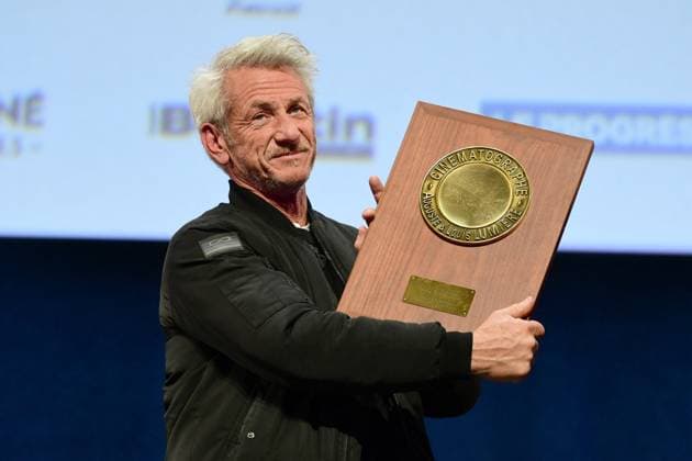 Entertainment Bilder des Tages Sean Penn receives a Lumiere Award from Gad Elmaleh at the Halle Tony Garnier in Lyon on Sunday, October 12, 2025, during Sean Penns invitation to the film Into the Wild Sean Penn recoit un prix Lumiere par Gad Elmaleh à la halle tony Garnier de Lyon le dimanche 12 octobre 2025 lors de linvitation de Sean Penn pour le film Into the Wild Romain Doucelin Bestimage Lyon France  Copyright: xRomainxDoucelinx xBestimagexRomainxDoucelinx xBestimagex