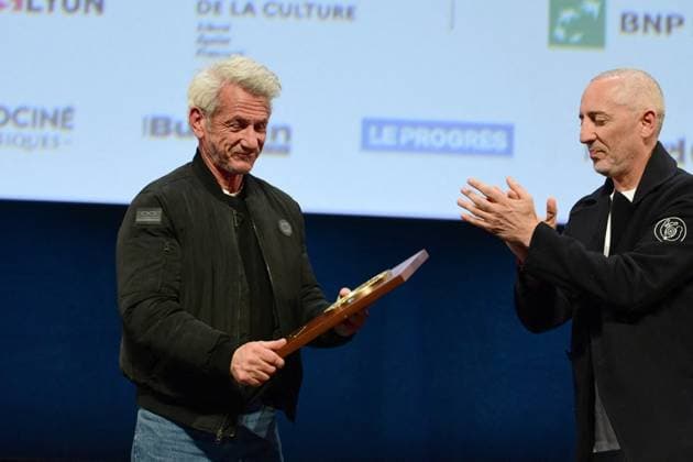 Sean Penn receives a Lumiere Award from Gad Elmaleh at the Halle Tony Garnier in Lyon on Sunday, October 12, 2025, during Sean Penns invitation to the film Into the Wild Sean Penn recoit un prix Lumiere par Gad Elmaleh à la halle tony Garnier de Lyon le dimanche 12 octobre 2025 lors de linvitation de Sean Penn pour le film Into the Wild Romain Doucelin Bestimage Lyon France  Copyright: xRomainxDoucelinx xBestimagexRomainxDoucelinx xBestimagex