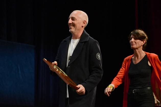 Sean Penn receives a Lumiere Award from Gad Elmaleh at the Halle Tony Garnier in Lyon on Sunday, October 12, 2025, during Sean Penns invitation to the film Into the Wild Sean Penn recoit un prix Lumiere par Gad Elmaleh à la halle tony Garnier de Lyon le dimanche 12 octobre 2025 lors de linvitation de Sean Penn pour le film Into the Wild Romain Doucelin Bestimage Lyon France  Copyright: xRomainxDoucelinx xBestimagexRomainxDoucelinx xBestimagex