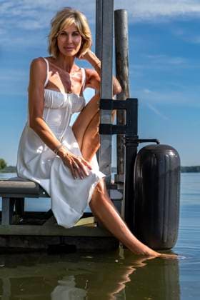 Zeitlose Anmut: Blonde Schönheit strahlt Zuversicht und Eleganz aus A beautiful blonde woman stands confidently, her radiant smile and poised demeanor exuding elegance. Her graceful stance highlights her charm, creating an image of timeless beauty and self-assurance. (License=RF) ,model released, Symbolfoto Copyright: xZoonar.com WalterxGxArcexSrxGrindstonexMedix 24032346 ,model released, Symbolfoto ,property released