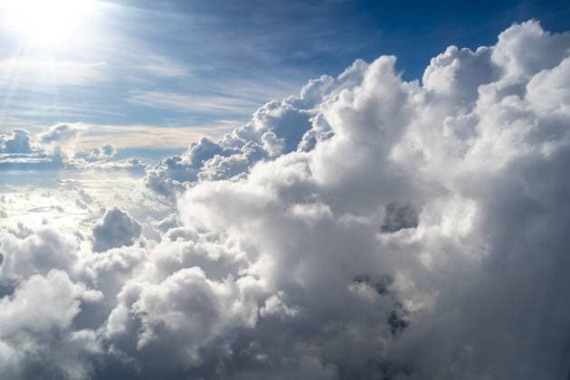 Majestätische weiße Wolken und tiefblauer Himmel vom Flugzeug aus gesehen Towering white clouds rise against a deep blue sky, captured from an airplane. The aerial perspective highlights the vastness and beauty of the sky (License=RF) Copyright: xZoonar.com LaurentxDavoustx 24040411