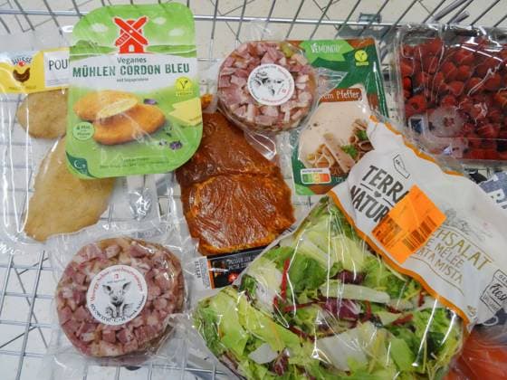13.10.2025 Schweiz, EU-Parlament will Namen wie Veggie-Wurst,Steak und Schnitzel verbieten. Bild: Rechts Steak (Fleisch) - Vegetarische Muehlen Cordon Bleu (Kein Fleisch) *** 13 10 2025 Switzerland, EU Parliament wants to ban names such as veggie sausage, steak and schnitzel Picture right Steak Meat Vegetarian meals Cordon Bleu No meat 
