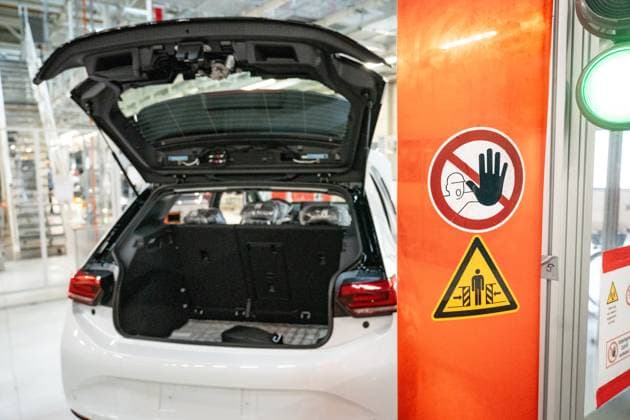 Produktionslinie - Produktion des E-Auto-Modells ID.3 im Werk Zwickau;Blick in eine Produktionshalle mit Produktionslinie im Volkswagen-Werk Zwickau im Herbst 2025, Zwickau Sachsen Deutschland VW-Werk *** Production line Production of the ID 3 electric car model at the Zwickau plant View of a production hall with production line at the Volkswagen plant in Zwickau in fall 2025, Zwickau Saxony Germany VW plant