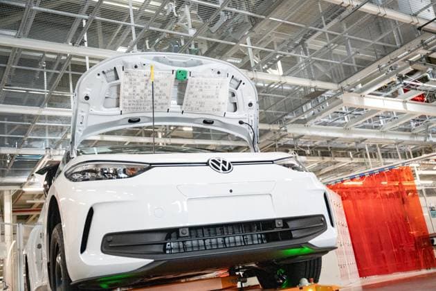Produktionslinie - Produktion des E-Auto-Modells ID.3 im Werk Zwickau;Blick in eine Produktionshalle mit Produktionslinie im Volkswagen-Werk Zwickau im Herbst 2025, Zwickau Sachsen Deutschland VW-Werk *** Production line Production of the ID 3 electric car model at the Zwickau plant View of a production hall with production line at the Volkswagen plant in Zwickau in fall 2025, Zwickau Saxony Germany VW plant