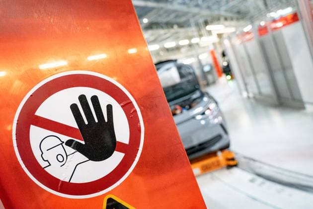 Produktionslinie - Produktion des E-Auto-Modells ID.3 im Werk Zwickau;Blick in eine Produktionshalle mit Produktionslinie im Volkswagen-Werk Zwickau im Herbst 2025, Zwickau Sachsen Deutschland VW-Werk *** Production line Production of the ID 3 electric car model at the Zwickau plant View of a production hall with production line at the Volkswagen plant in Zwickau in fall 2025, Zwickau Saxony Germany VW plant