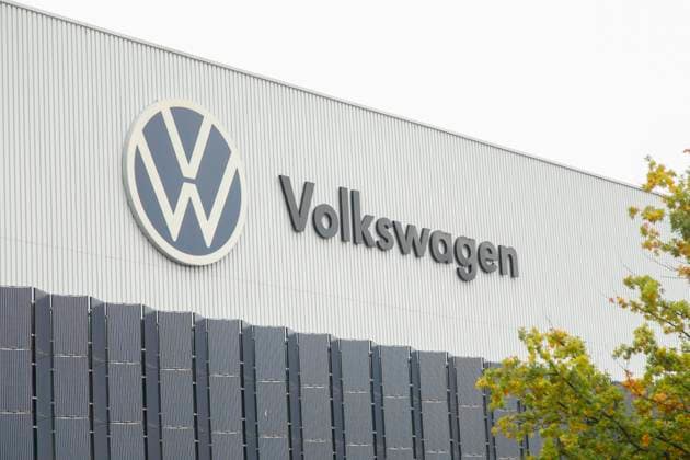 Umweltminster Carsten Schneider besucht das VW-Werk in Zwickau Zwickau, 14.10.2025 VW Werke in Zwickau Sachsen *** Environment Minister Carsten Schneider visits the VW plant in Zwickau Zwickau, 14 10 2025 VW plants in Zwickau Saxony Copyright: xMatthiasxGränzdörferx