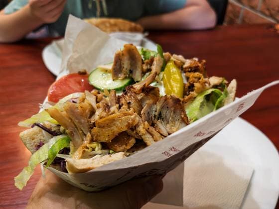 IMAGO Creative, Food, Fast Food, Döner Klassischer deutscher Döner Kebap mit frischen Zutaten Classic German Doner Kebap Loaded with Fresh Ingredients (License=RF) Copyright: xZoonar.com GeorgxVottelerx 24034072