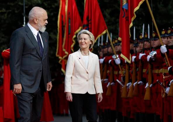 News Bilder des Tages EU President Ursula Von der Leyen visits Tirana, Albania on October 13, 2025. Albania s Prime Minister Edi Rama and European Commission President Ursula Von der Leyen review an honour guard during a welcoming ceremony at the Government Headquarters in Tirana, on October 13, 2025. EU chief Ursula Von der Leyen arrived in Albania to attend the first EU-Western Balkans Investment Forum. TIRANE ALBANIA Copyright: xADNANxBECIx