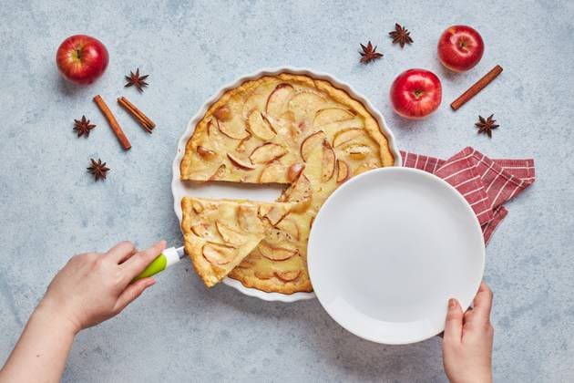 Frau nehmen Stück hausgemachte Apfelkuchen mit saurer Sahne Füllung auf hellem Hintergrund, Draufsicht. Frau nehmen Stück hausgemachte Apfelkuchen mit saurer Sahne Füllung auf hellem Hintergrund, Draufsicht. (License=RF) Copyright: xZoonar.com BurakovaxIrinax 24041878