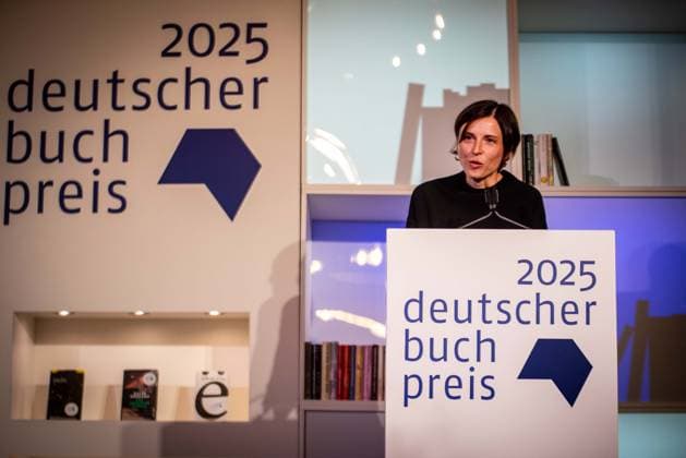 Entertainment Bilder des Tages 13.10.2025 xesx Frankfurt am Main, Buchmesse Verleihung Deutsche Buchpreis 2025 an Schriftstellerin Dorothee Elmiger Â»Die HolländerinnenÂ« der Â»Roman des JahresÂ« Bild zeigt die Gewinnerin die Schriftstellerin Dorothee Elmiger *** 13 10 2025 xesx Frankfurt am Main, Book Fair Presentation of the German Book Prize 2025 to author Dorothee Elmiger Die Holländerinnen the Novel of the Year Picture shows the winner the author Dorothee Elmiger ES