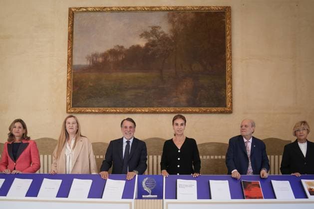 Press conference the day before the presentation of the 78th Planeta Novel Prize The president of Grupo Planeta, José Crehueras 3i , and the members of the Planeta Prize jury, Luz Gabás 2i , Pere Gimferrer 2d , Eva Giner i , Carmen Posadas 3d and Belén López d , before a press conference the day before the presentation of the Planeta Prize, at the Palau de la Música, on October 14, 2025, in Barcelona, Catalonia Spain The Planeta Prize, which will be held tomorrow, October 15, is the largest prize in the world, surpassing the Nobel Prize, which will be held tomorrow, October 15, is the prize with the largest economic endowment in the world, surpassing the Nobel Prize The winning novel is awarded with 1 000 000Ä and the runner-up with 200 00  Copyright: xDavidxZorrakinox 7026554