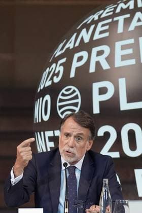 Press conference the day before the presentation of the 78th Planeta Novel Prize The president of Grupo Planeta, José Crehueras, during a press conference the day before the presentation of the Planeta Prize, at the Palau de la Música, on October 14, 2025, in Barcelona, Catalonia Spain The Planeta Prize, which will be held tomorrow, October 15, is the prize with the largest economic endowment in the world, The winning novel is awarded with 1 000 000Ä and the runner-up with 200 000Ä It is not only a literary event, but also a social one, which fulfills the objective of placing the awarded Spanish authors in levels of diffusion and popularity 14 OCTOBER 2025 Barcelona, Catalunya Barcelona, Catalunya Espana  Copyright: xDavidxZorrakinox 7026556