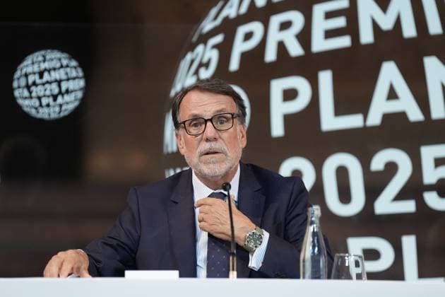 Press conference the day before the presentation of the 78th Planeta Novel Prize The president of Grupo Planeta, José Crehueras, during a press conference the day before the presentation of the Planeta Prize, at the Palau de la Música, on October 14, 2025, in Barcelona, Catalonia Spain The Planeta Prize, which will be held tomorrow, October 15, is the prize with the largest economic endowment in the world, The winning novel is awarded with 1 000 000Ä and the runner-up with 200 000Ä It is not only a literary event, but also a social one, which fulfills the objective of placing the awarded Spanish authors in levels of diffusion and popularity 14 OCTOBER 2025 Barcelona, Catalunya Barcelona, Catalunya Espana  Copyright: xDavidxZorrakinox 7026557