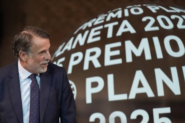 Press conference the day before the presentation of the 78th Planeta Novel Prize The president of Grupo Planeta, José Crehueras, during a press conference the day before the presentation of the Planeta Prize, at the Palau de la Música, on October 14, 2025, in Barcelona, Catalonia Spain The Planeta Prize, which will be held tomorrow, October 15, is the prize with the largest economic endowment in the world, The winning novel is awarded with 1 000 000Ä and the runner-up with 200 000Ä It is not only a literary event, but also a social one, which fulfills the objective of placing the awarded Spanish authors in levels of diffusion and popularity 14 OCTOBER 2025 Barcelona, Catalunya Barcelona, Catalunya Espana  Copyright: xDavidxZorrakinox 7026558