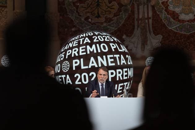 Press conference the day before the presentation of the 78th Planeta Novel Prize The president of Grupo Planeta, José Crehueras, during a press conference the day before the presentation of the Planeta Prize, at the Palau de la Música, on October 14, 2025, in Barcelona, Catalonia Spain The Planeta Prize, which will be held tomorrow, October 15, is the prize with the largest economic endowment in the world, The winning novel is awarded with 1 000 000Ä and the runner-up with 200 000Ä It is not only a literary event, but also a social one, which fulfills the objective of placing the awarded Spanish authors in levels of diffusion and popularity 14 OCTOBER 2025 Barcelona, Catalunya Barcelona, Catalunya Espana  Copyright: xDavidxZorrakinox 7026559